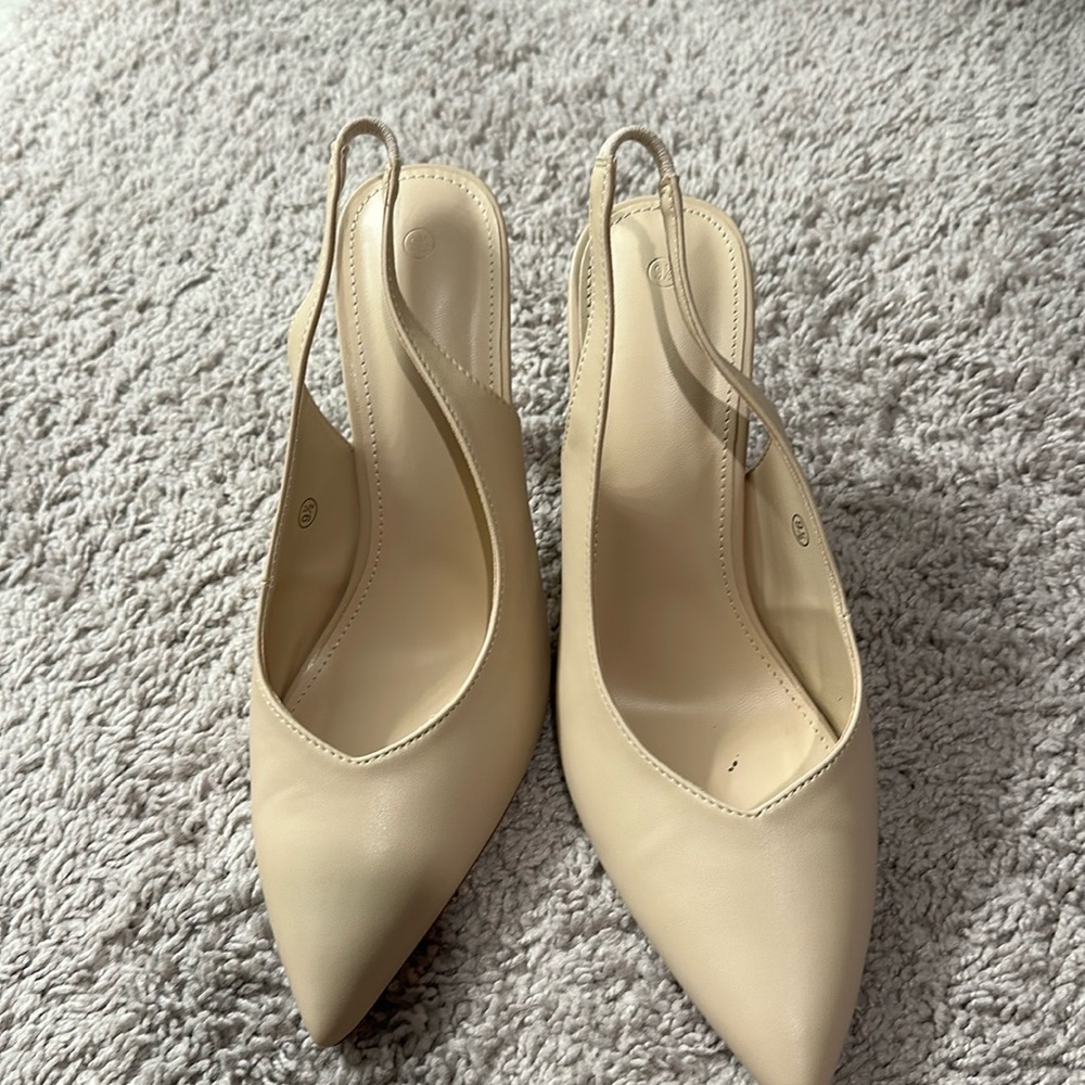 Beige pump